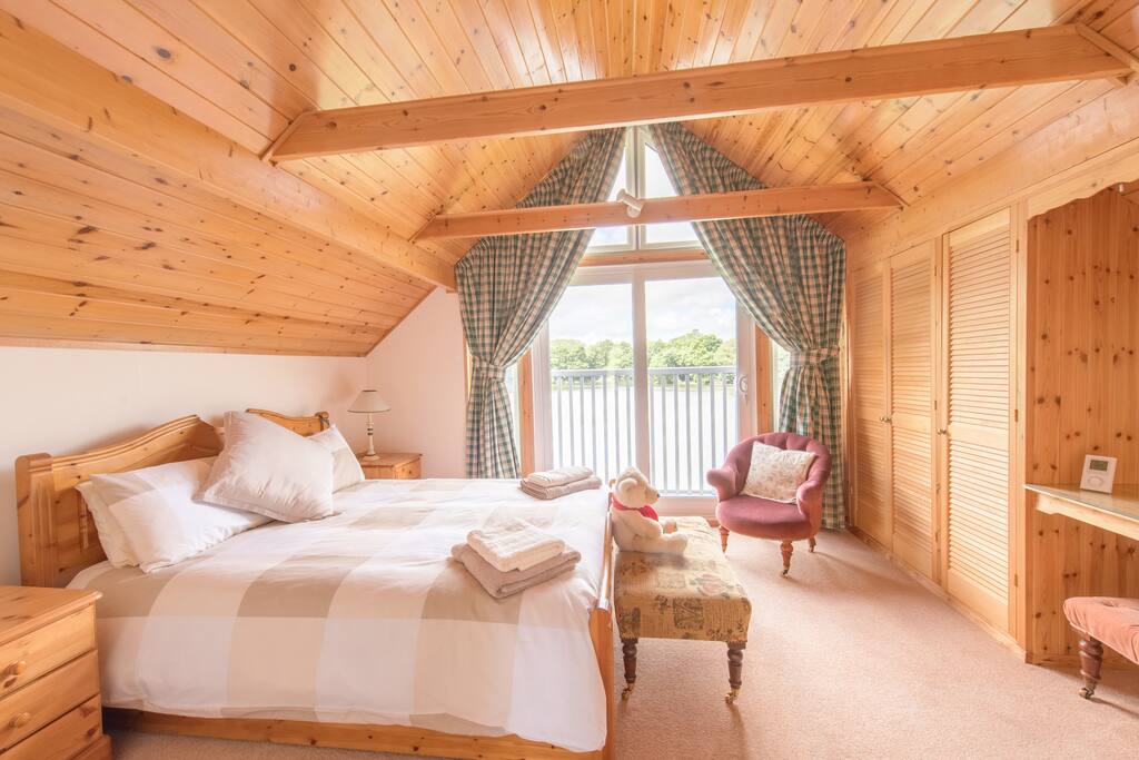 Main bedroom with lake view
