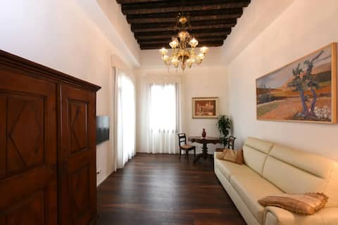 Annuncio Airbnb popolare: Guglie Palace canal view a Venezia