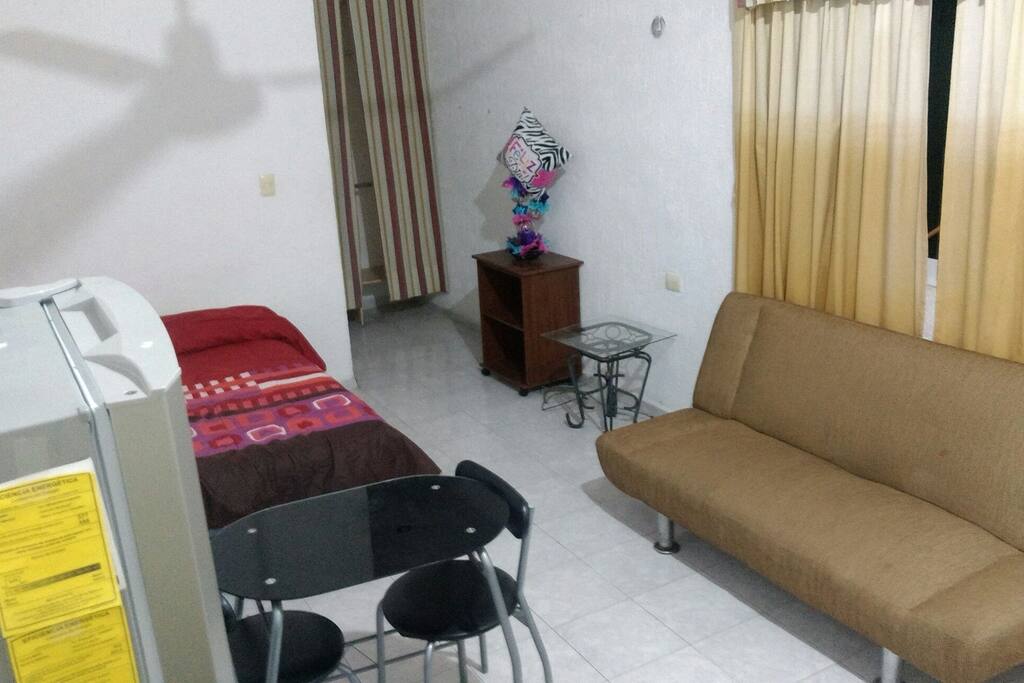 cuenta con un sofa-cama que pueden abrir para una tercera persona o para que estén más cómodos los huéspedes.