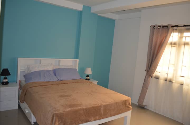 غرفة نوم 1 بإطار سرير بحجم كوين من ماهوجني مع أدراج ومراتب يدوية بجودة الفندق وطاولات جانبية.  (الطابق الثاني)