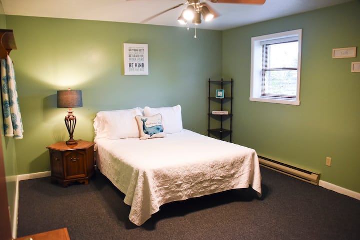 Dormitorio doble tamaño queen.