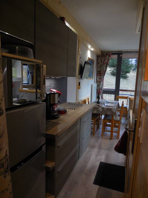 CUISINE, vue sur le Séjour