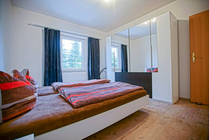 חדר שינה עם מיטה זוגית לשני אנשים.