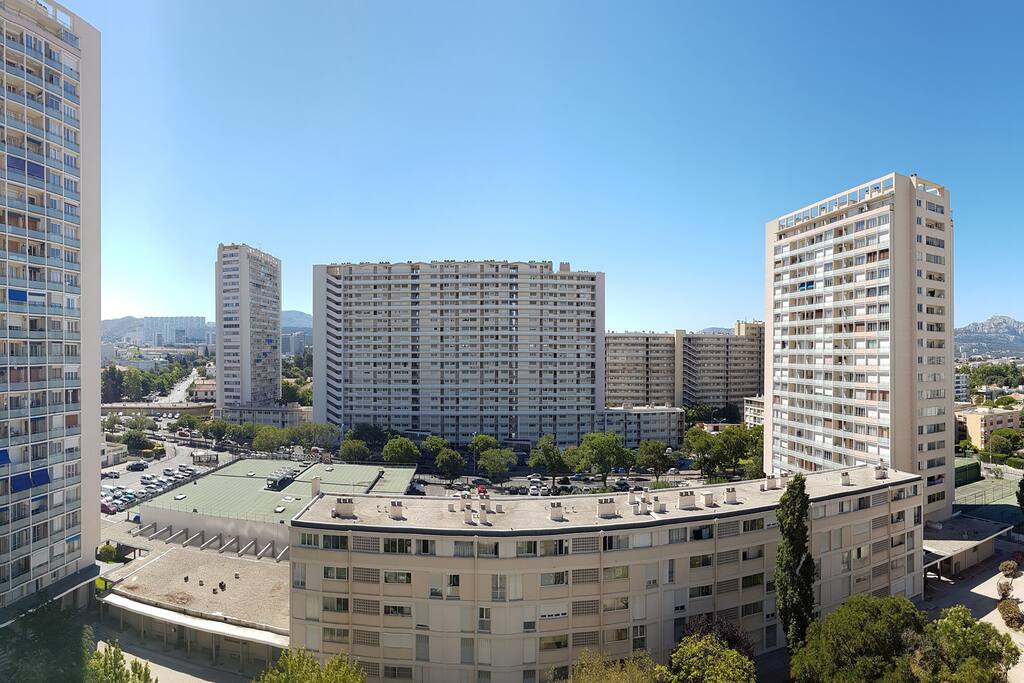Vue d'une chambre et du salon