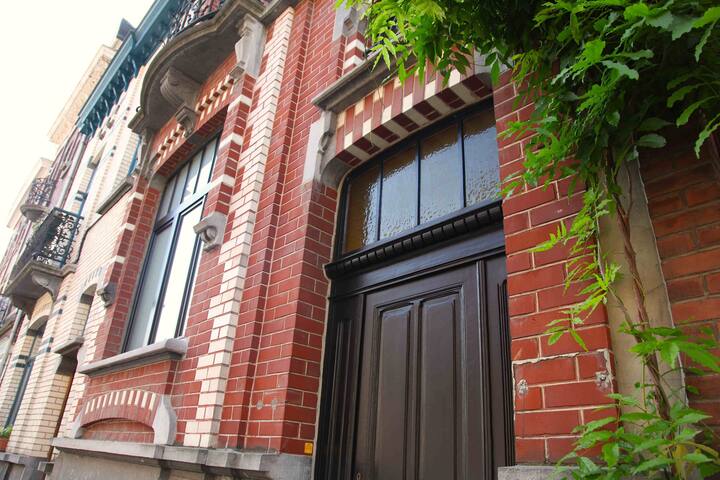 Charming townhouse with workspaces & garden gallery image 5