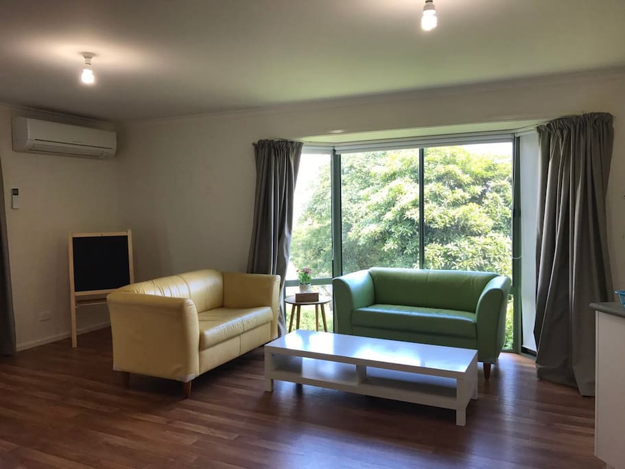 Our living room is spacious and clean .You can enjoy the excellent sunset view when you are sitting on the couch.
我们的客厅非常大还有非常光亮,阳光非常地充足,你可以下午太阳快下山的时候看到很漂亮的晚霞美景。