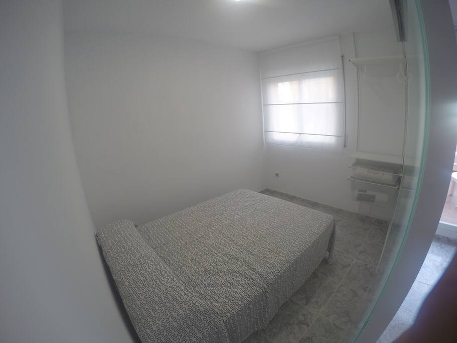 Habitación, con armario, tabla y plancha