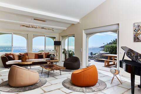 Feet in the water, 4 bedroom luxury villa
