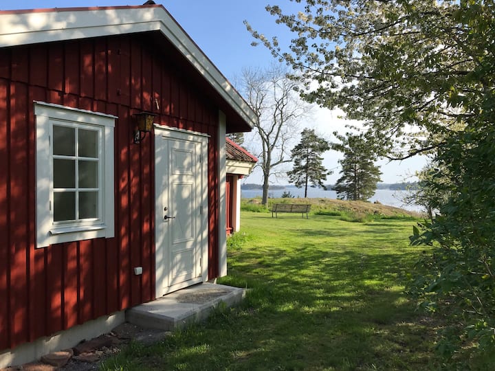 Renovated charming cottage with ocean view Cottages for Rent in