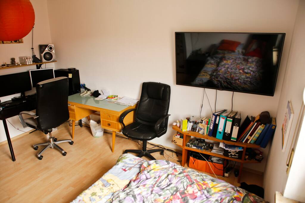 Schreibtisch & TV