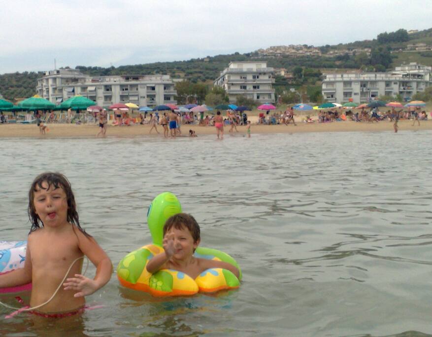 Il mare è bello, pulito e poco mosso. Sulla spiaggia ci sono stabilimenti balneari dove è possibile affittare ombrelloni (vedi gli ombrelloni verdi in foto)
