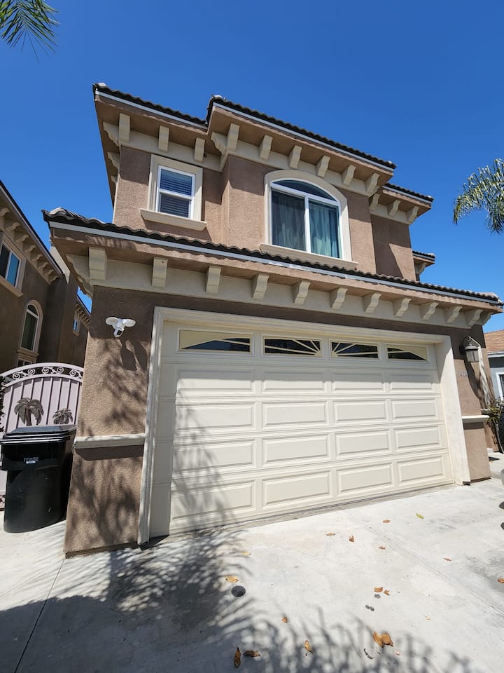 Comfy 3BR/3BT home w/ free parking, by Disneyland Houses for Rent in