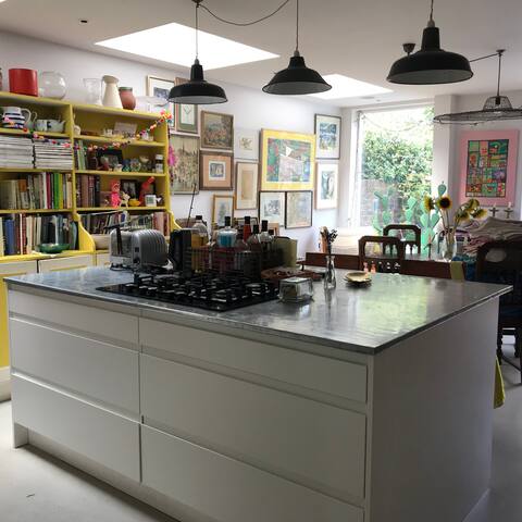 Large family home with excellent transport links gallery image 5