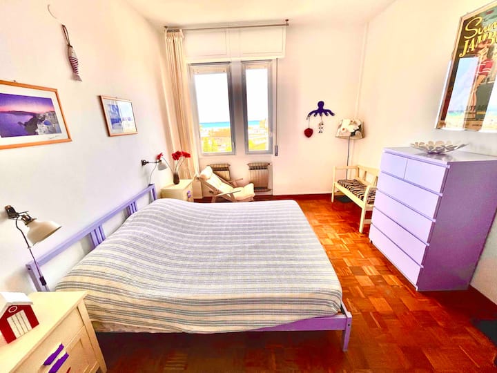 卧室（ GLO ）海景，配备丁香和鸽子色家具，双人床配有两个配套的床头柜， 3门衣柜， 6个大抽屉，带双人座的柔和木凳，符合人体工程学的椅子，灯具