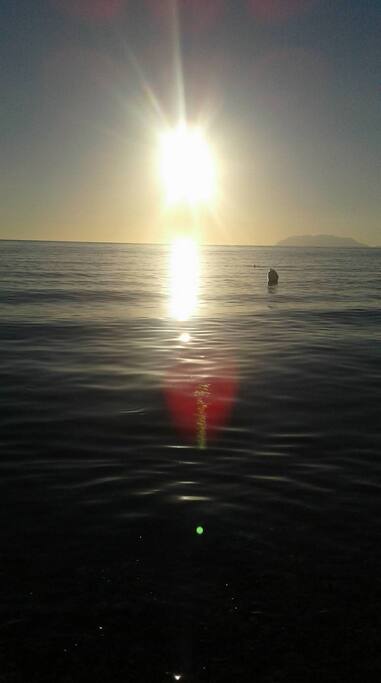 casetta posizionata a pochi passi dalla spiaggia da dove si possono ammirare le isole Eolie