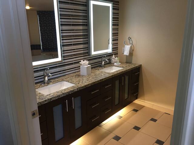 Luxury 3BD/3BA Penthouse Villa on Las Vegas Strip! gallery image 4