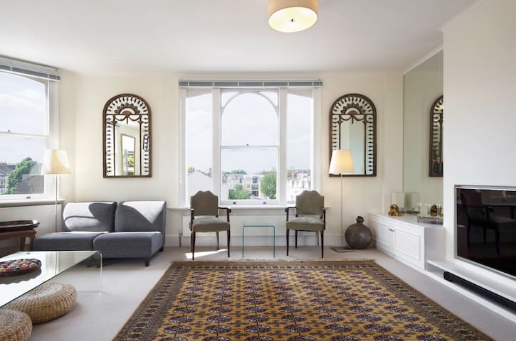 Stunning spacious 3 bdr with roof terrace UNIQUE!!