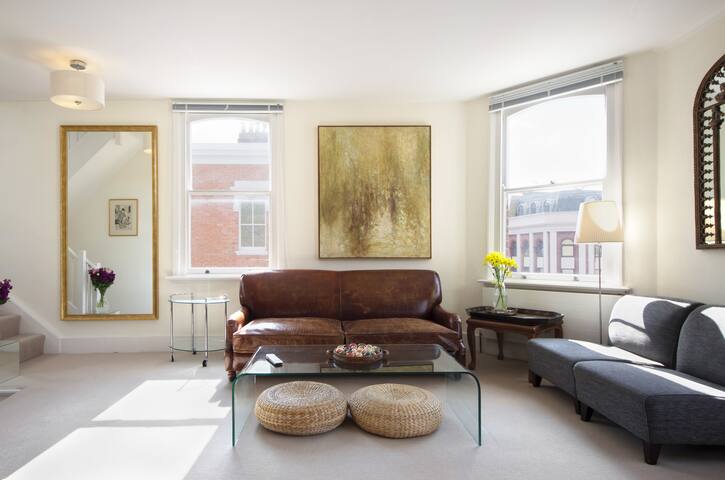 Stunning spacious 3 bdr with roof terrace UNIQUE!! gallery image 2