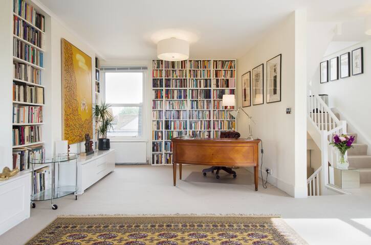 Stunning spacious 3 bdr with roof terrace UNIQUE!! gallery image 4