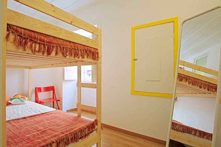 Dhomë gjumi e përbashkët dhe dollap i vogël.