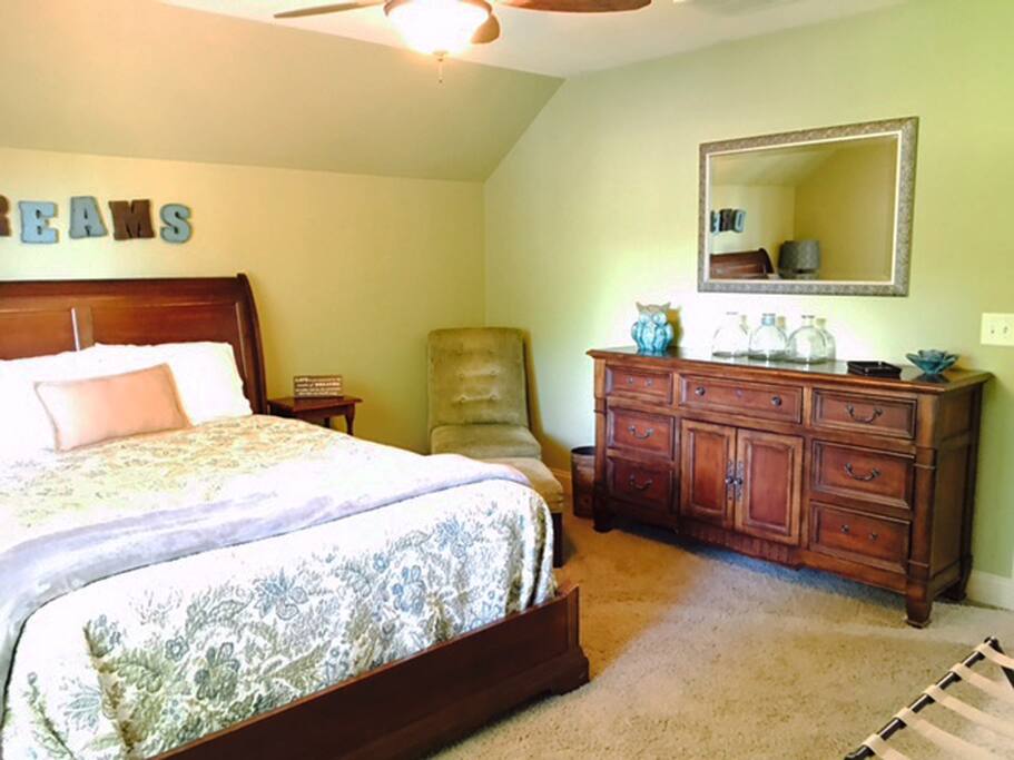 Private 2nd floor master bedroom with a closet and sitting area. This room also has a queen bed with a hight end mattress and high end sheets!