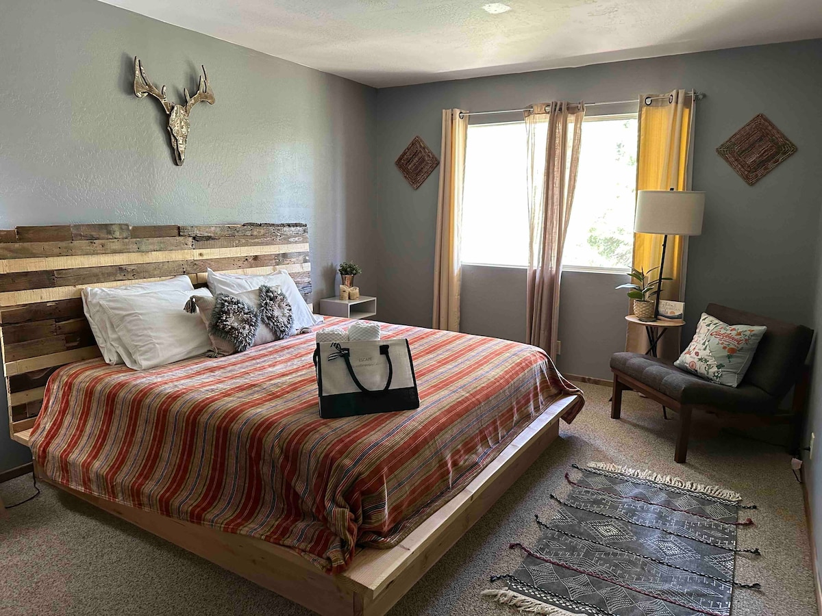 加大双人床，配有舒适的垫子和寝具。 房间在夏季有便携式空调。 带行李架和工作的私人衣柜空间。 