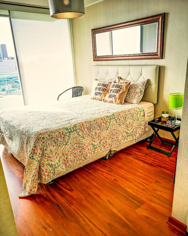 Chumba kikuu kilichopambwa kimtindo kilichoundwa kwa ajili ya starehe na starehe. Furahia mwonekano wa kuvutia wa Visiwa vya Palominos, ukijaza sehemu hiyo mwanga wa asili na mazingira ya kupumzika. Kona bora kwa nyakati zako za amani!