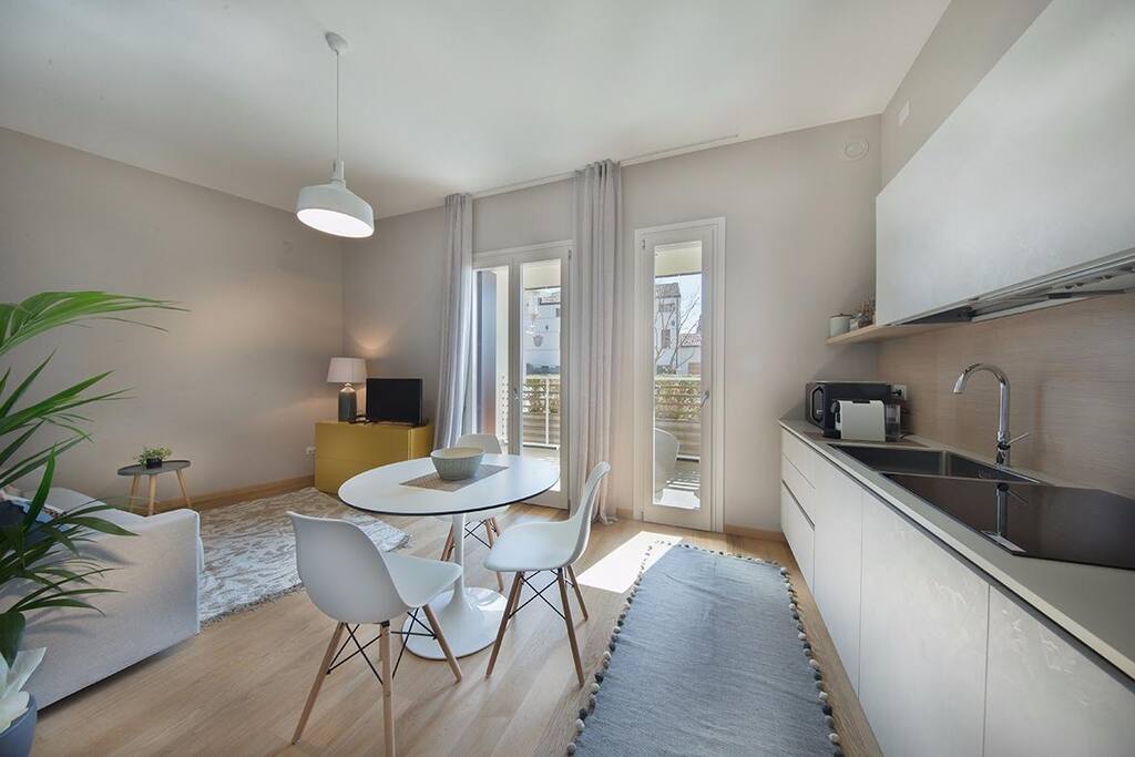Salotto con Smart Tv collegata al wifi dalla quale si può accedere all'account Netflix, YouTube ecc.. - Living room with Smart TV connected to the wifi where you can access your Netflix account, YouTube etc.