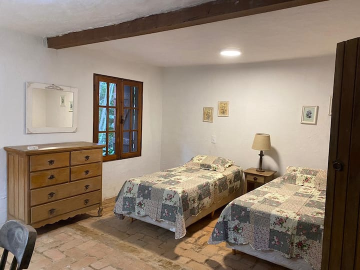 Dvojlôžková izba s písacím stolom a ventilátorom