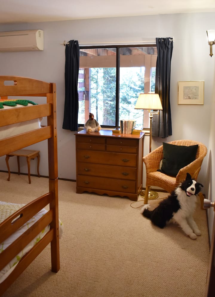 Ლურჯ საძინებელში არის ტყუპი ორსართულიანი საწოლები, პორტატიული საწოლი, საბავშვო სათამაშოები და წიგნები.