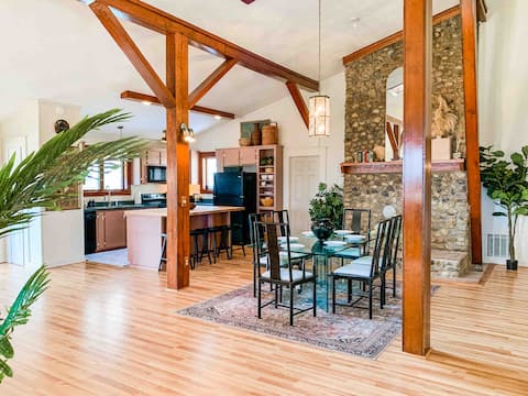 80s glam house w/ hot tub, mtn views near W&L, VMI