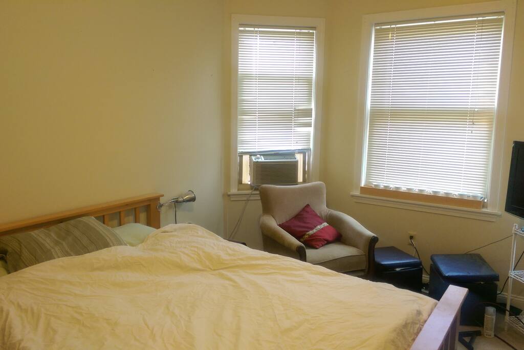 Queen bed with memory foam and 32' TV (with Roku)