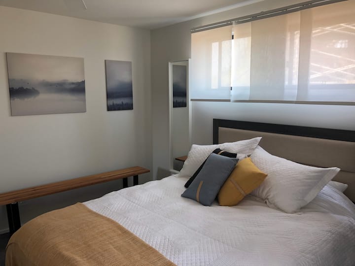 Основната спалня в предния апартамент има двойно легло и самостоятелна баня.