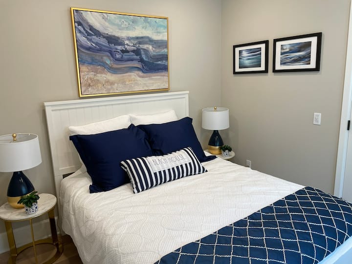 3rd bedroom downstairs-queen bed