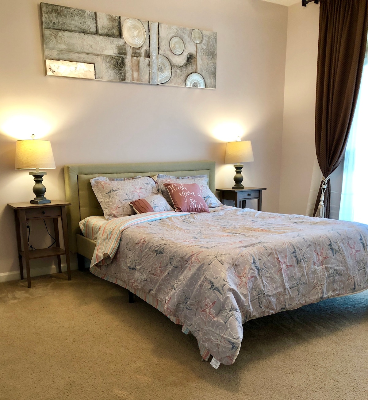 เตียงควีนไซส์ในห้องนอนใหญ่