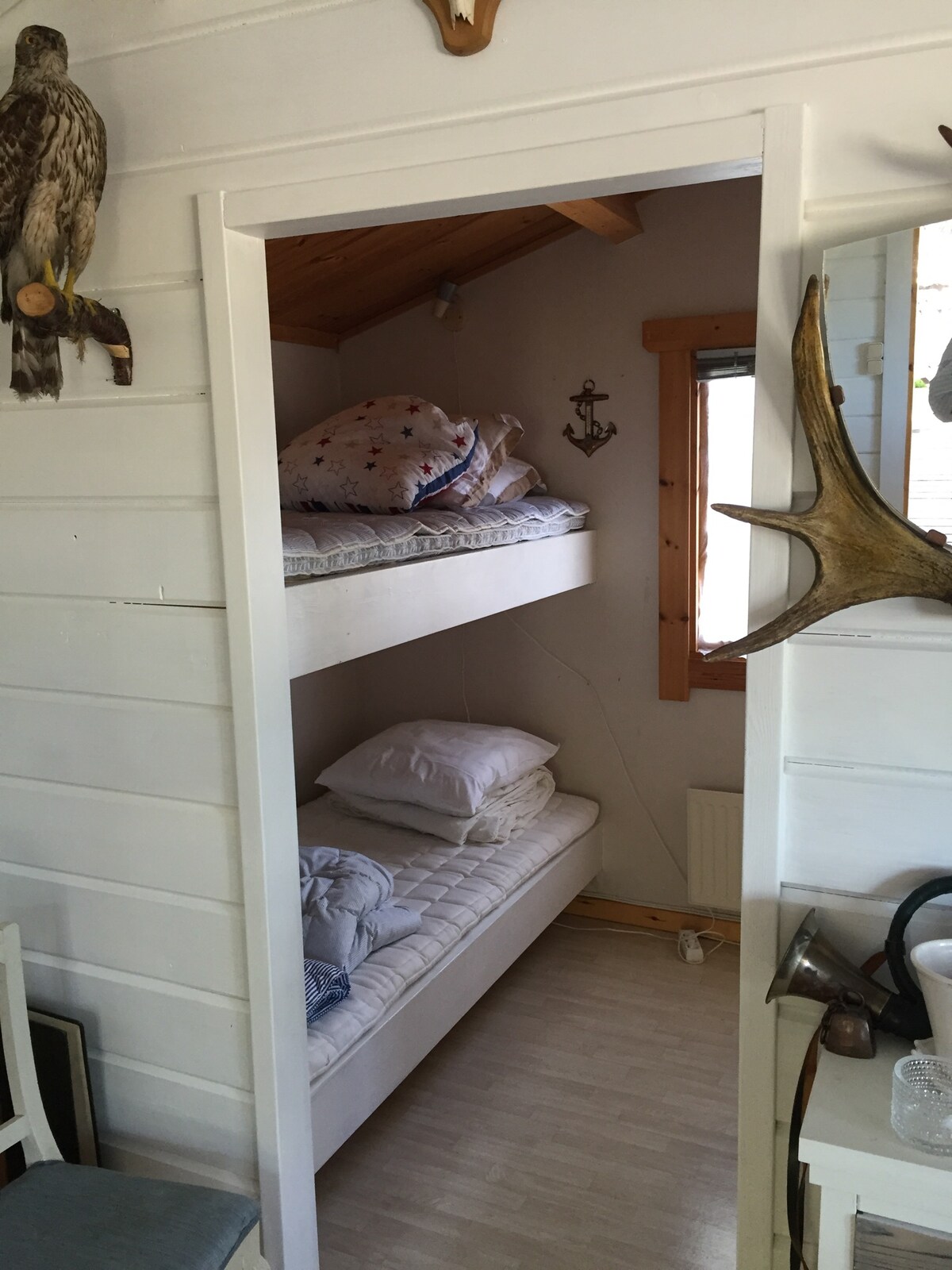 Cabaña de caza y las camas individuales pequeñas ( literas).