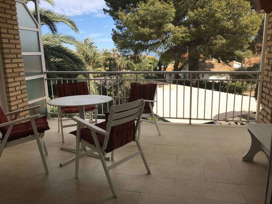 Terraza del apartamento. Tras los árboles se encuentra la playa de roca.