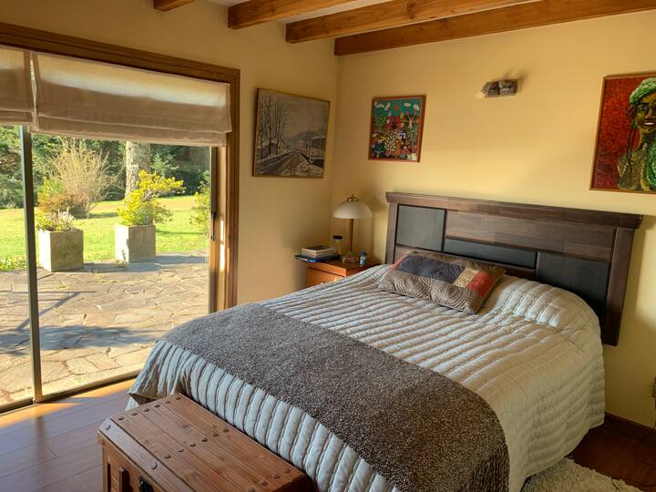 Habitación con vista al lago y cama 2 plazas. Salida independiente a terraza. Colchón y ropa de cama premium.