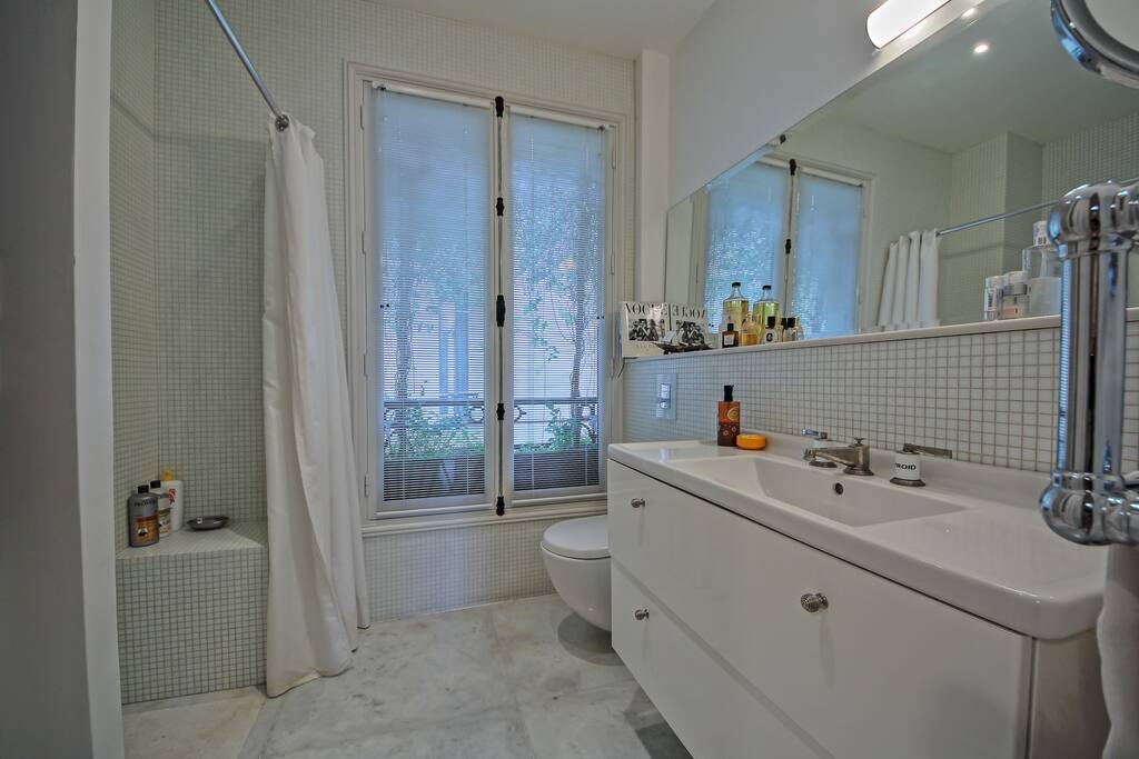Salle de bain avec douche à l'italienne