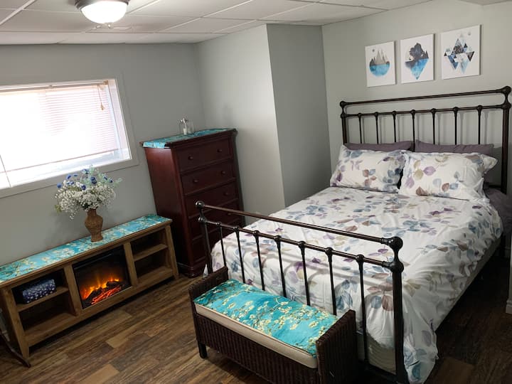 楼下是一间宽敞的卧室，带壁炉。 