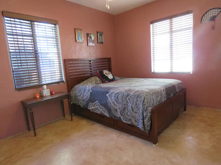 第二间卧室尺寸为9x12英尺。宽敞，配有一个大衣橱和两扇窗户。