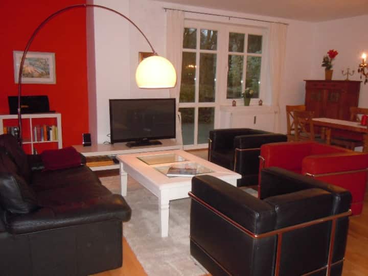 Charmante Gartengeschoss-wohnung Mit 95m² In Altbau-villa, 20 Min. Zum Hbf./city - Ahrensburg
