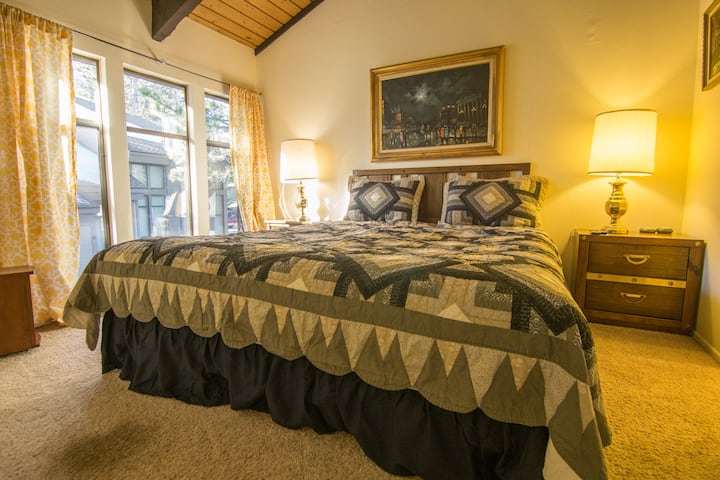 Нощувайте спокойно в съвсем ново суперголямо двойно легло в главната спалня!