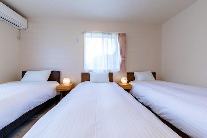 Bedroom 2: 3 singles, this is a Simmons, Japanese bed, and sauta mattress.Please look for your preferences.