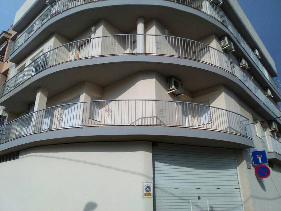 Appât au 1er étage,
En partant de droite de l'appât une fenêtre chambre 3, porte fenêtre chambre 2, les trois ouvertures suivantes le séjour et la dernière porte fenêtre la chambre parentale