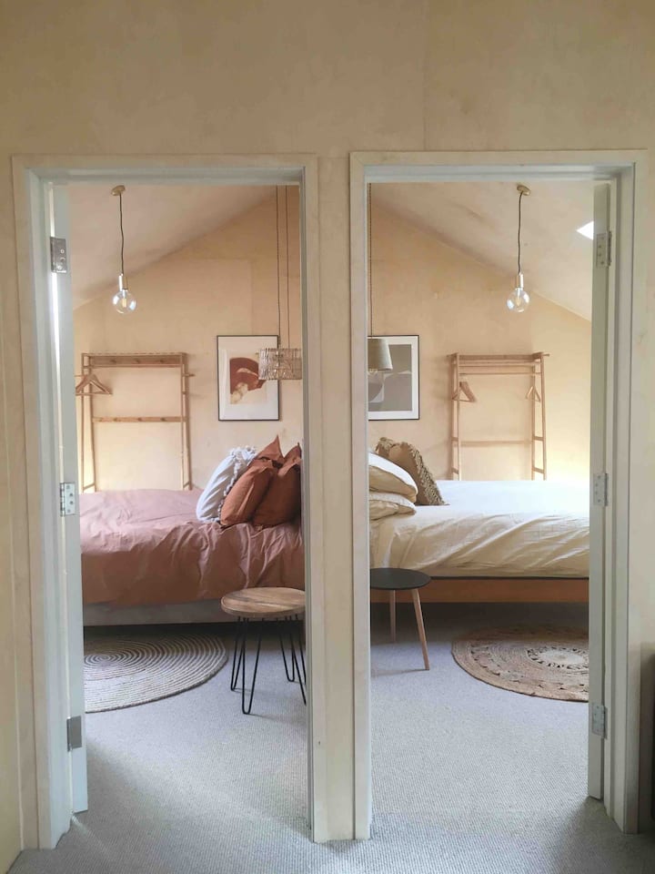 من الصالة الواسعة في الطابق العلوي التي تطل على غرفتي النوم