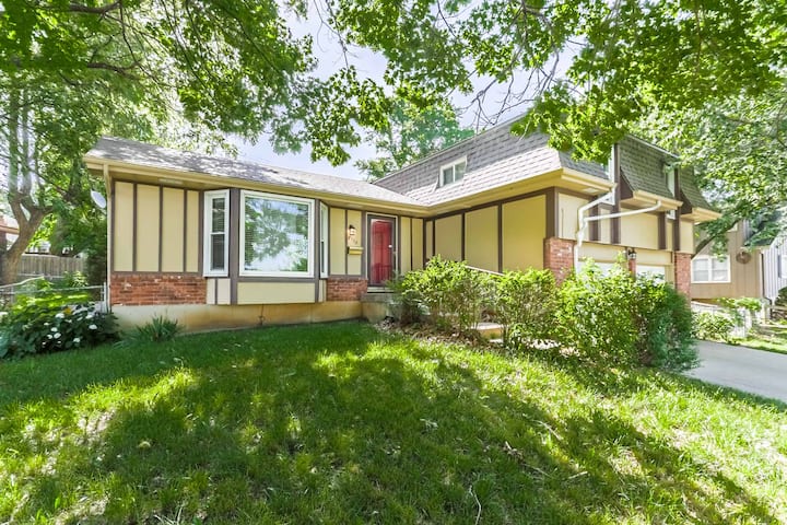 Perfect Retreat For Family, Friends Or Colleagues - Spacious Single Family In Op - Overland Park, KS