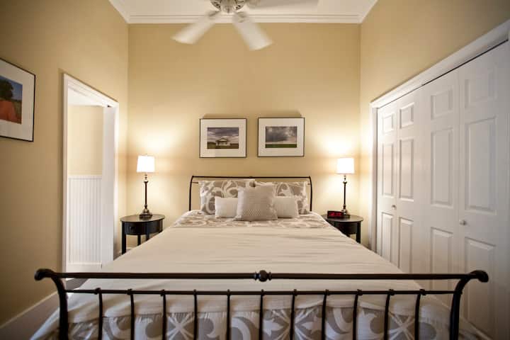 غرفة نوم بسرير بحجم كبير وخزانة ملابس كبيرة