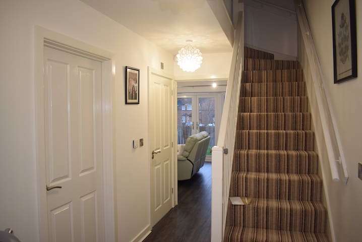 1 room+double bed in a homely+secure+quiet place