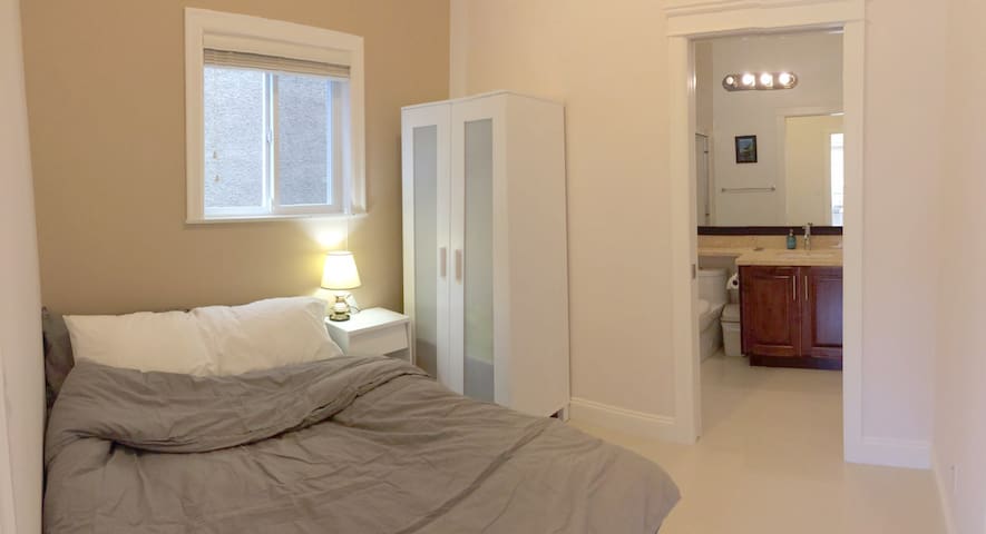 Clean Private Suite - 5 min Walk to Everything
